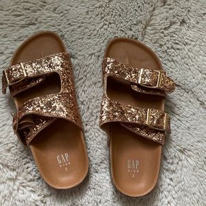 New without tags gold glitter sandals from GAP kids. Girl size 2.✨